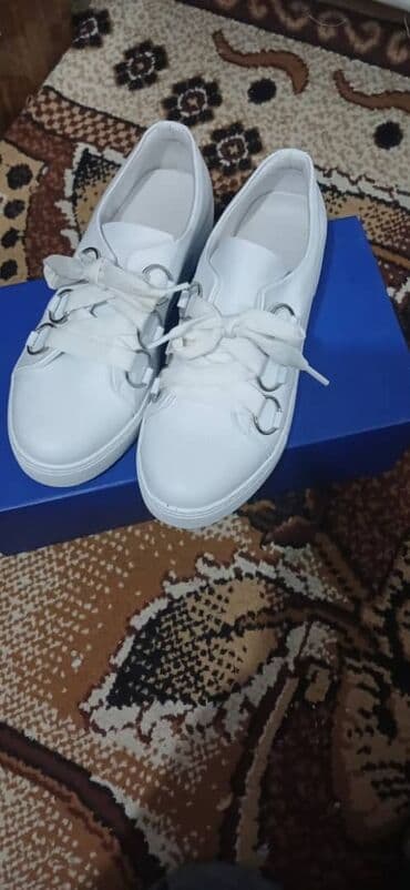 макаси: Размер 39.
Кеды макасы каждая пара по тысячи сом — 3