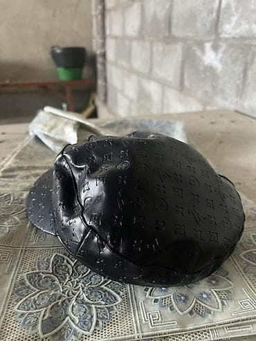 кийим кечек: Кепи черного цвета с тисненым монограммным узором - Стиль — 4