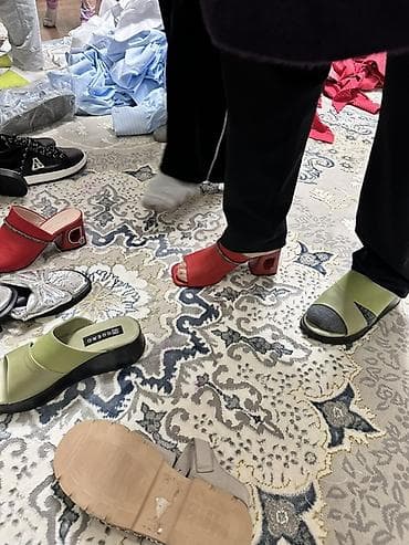 кэжуал: Женские мюли/шлёпанцы — два стильных варианта 1) Лавандовые шлёпанцы — 2