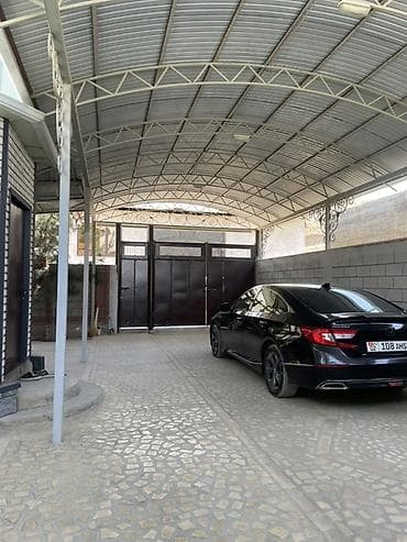 без хозяев: Продаётся частный дом с ухоженным двором и навесом. - Материал стен — 6