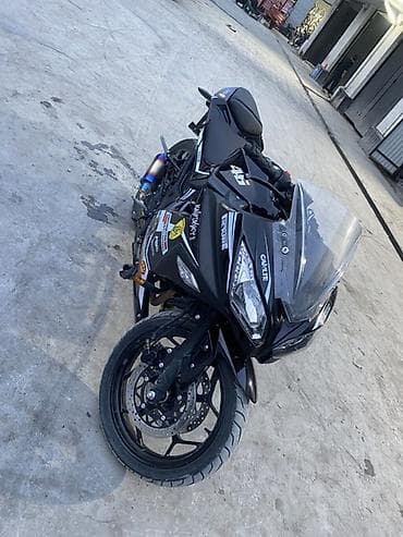 мотоци: Спортивный мотоцикл в обтекателях, черный, с фирменными наклейками и — 3