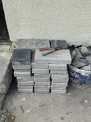 кошара ферма: Остатки брусчатки, 23 серой прямоугольной и 2 черные квадратные — 1