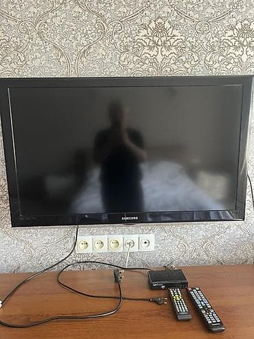 Телевизор Samsung с диагональю около 32" (ориентировочно). Плоская