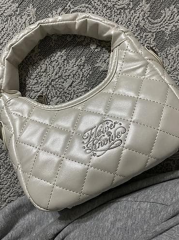 •Сумка flower knows (популярный бренд косметики) Очень милая По at lalafo.kg •Сумка flower knows (популярный бренд косметики) Очень милая По