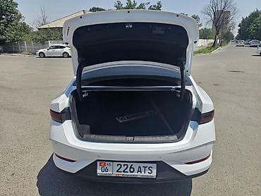 byd e2 2021: BYD Qin: 2025 г., 1.5 л, Вариатор, Гибрид, Лифтбек — 6