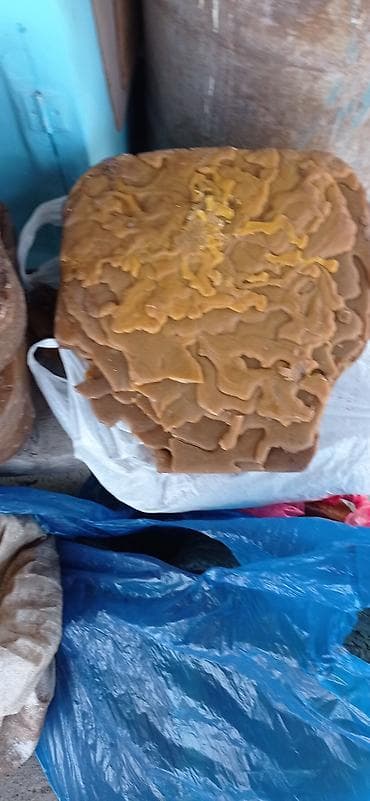 свечи пчелиный воск: Пчелиный воск, натуральный, в слитках. всего 100кг. Бишкек. - Сырье — 1