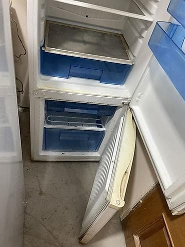 Компактный двухкамерный холодильник с верхней морозильной камерой — 3