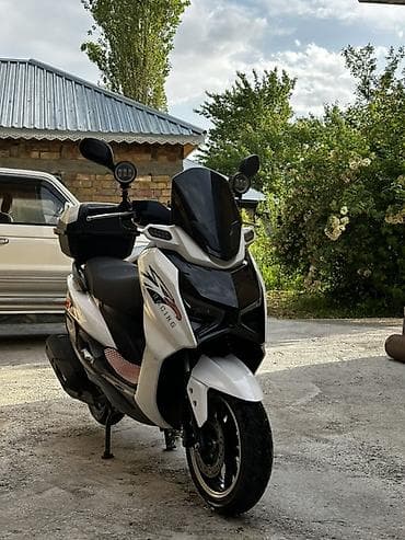 иж мотоциклы: Скутер/mакси-скутер 150куб класса Touring/Racing, бело‑чёрный — 1