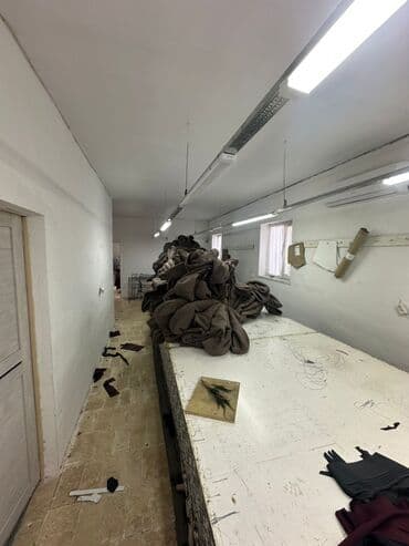 пол дома в рабочем городке: Продаю продаю Цех + квартира Участок 6 сотых Биринчи этаж буткон суу — 3