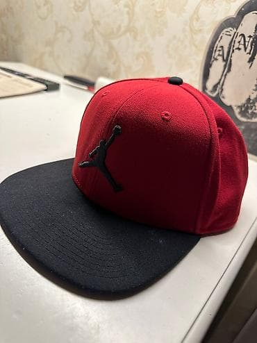 Толстовки, худи: Кепка красная от Джордан, цена 1800, торг есть — 2