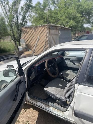 салон машины: Volkswagen Passat: 1988 г., 1.8 л, Механика, Бензин, Седан — 3