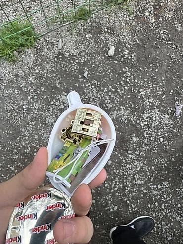 Коллекционная игрушка из Kinder — золотистый подвес-брелок Minecraft