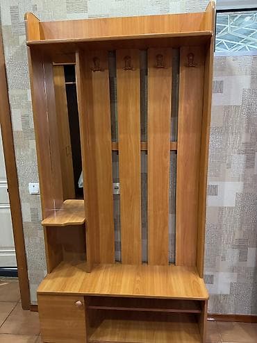 Вешалка в прихожей