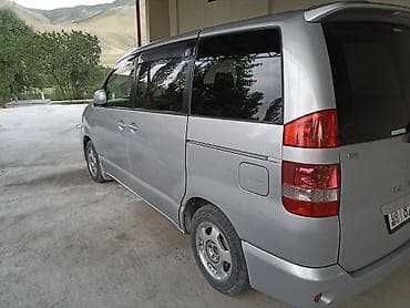 daf 2013: Toyota Noah: 2003 г., 2 л, Автомат, Бензин, Минивэн — 5