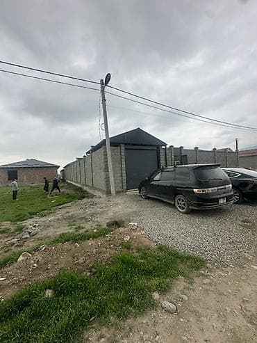 fred perry: Современный одноэтажный дом с отдельным участком и высоким забором — 3