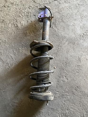 амортизатор: Передний амортизатор Subaru 2004 г., Б/у — 2