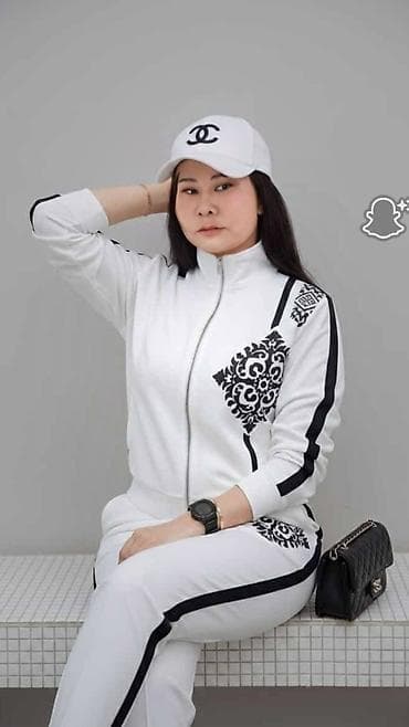 Спортивный костюм женский, белый с черными акцентами и орнаментом. -