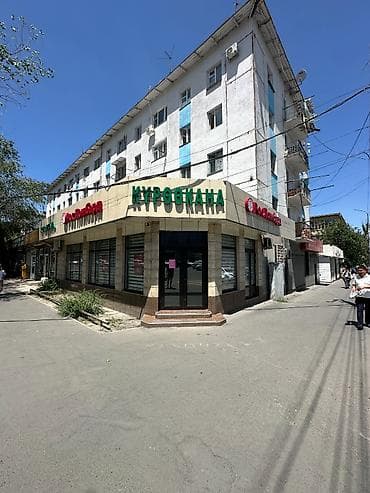 Угловое коммерческое помещение с витринным окном в центре. На первой — 2