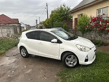 бачок 100: Toyota Aqua: 2013 г., 1.5 л, Вариатор, Гибрид, Хэтчбэк — 1