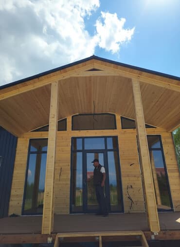 пластик айнек эшик: Панорамная оконно-дверная система в черной раме, подходящая для — 1