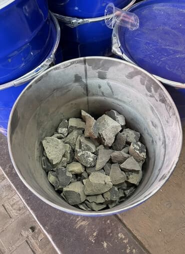 химикаты: Промышленные химикаты, Карбид представленные в виде камней, хранятся в — 1