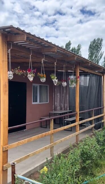 дача с выходом на речку: 48 кв. м, 3 бөлмө, Забор, тосулган, Унаа токтотуучу жай — 1