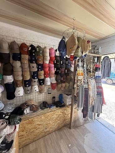 гараж склад: Срочно продаю торговую точку в селе Кызыл-суу. Есть красная книга,тех — 5