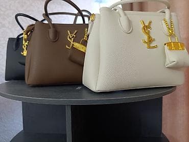 Сумка-тоут с золотистой фурнитурой и подвеской-миниатюрой - Формат