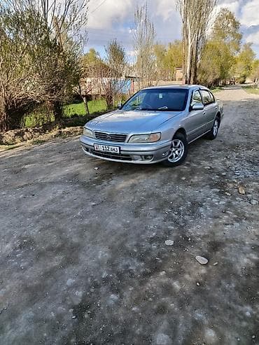 Седан серебристого цвета, 4 двери, правый руль. Кузов классической