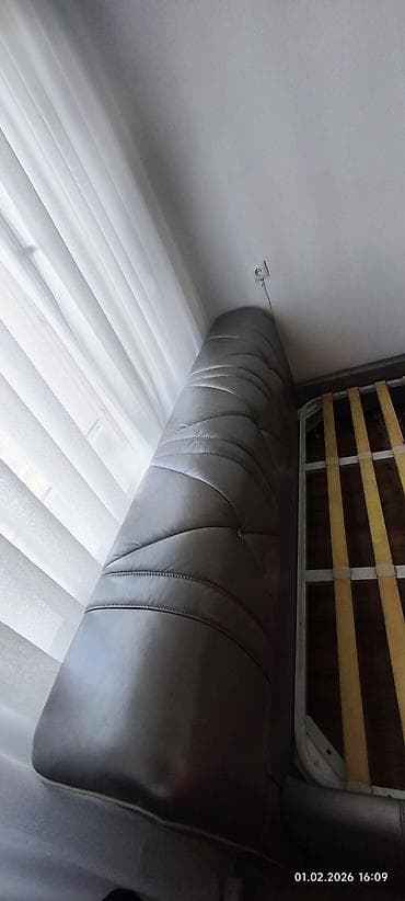 single bed: Двуспальная кровать, Б/у, С мягким изголовьем, длина - 200 см — 7