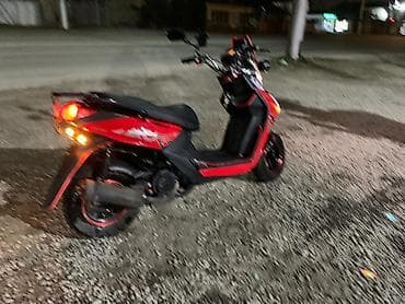 скутер квадроцикл: Скутер/мопед спортивного стиля, красно‑чёрная окраска с графикой — 4