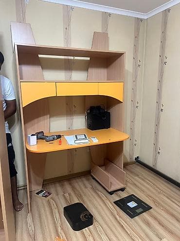 юношеский гарнитур: Юношеский гарнитур б/у
2 кровати 
Шкаф 1 для одежды
Компьютерный стол — 6