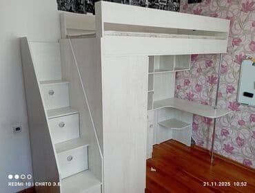 офисные мебели: Многофункциональная кровать-чердак светлого оттенка, оснащенная всем — 1