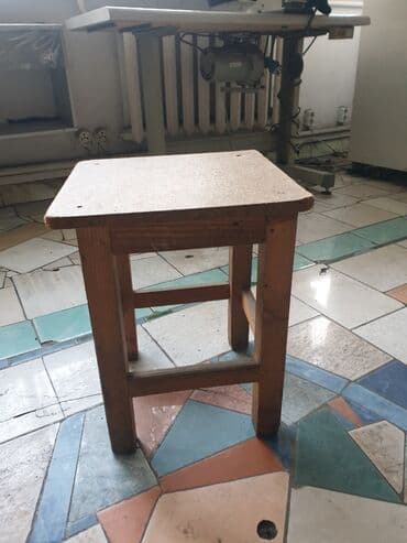 стол с табуреткой: Табуретка, Б/у, Дерево, Не раскладной — 1