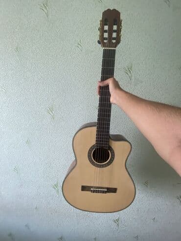 купить струны на классическую гитару: Классическая гитара с корпусом светло-коричневого цвета и темной — 3