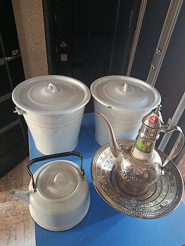 комплект посуды на 12 персон: Набор кухонной утвари и посуды: - Две эмалированные вёдра с крышками — 2