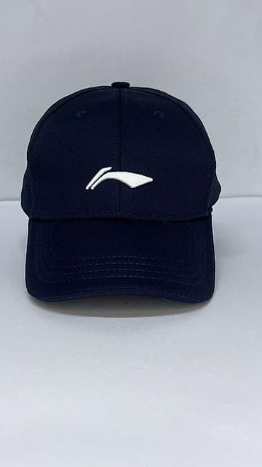 реклама футболки: Бейсболка с вышивкой логотипа - Классическая форма с изогнутым — 4