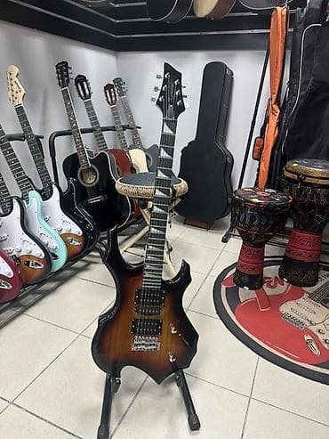 Электрогитара в комплекте струны, плотный чехол, 3 медиатора, ремень