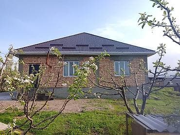 Продаётся одноэтажный кирпичный дом с двускатной крышей из