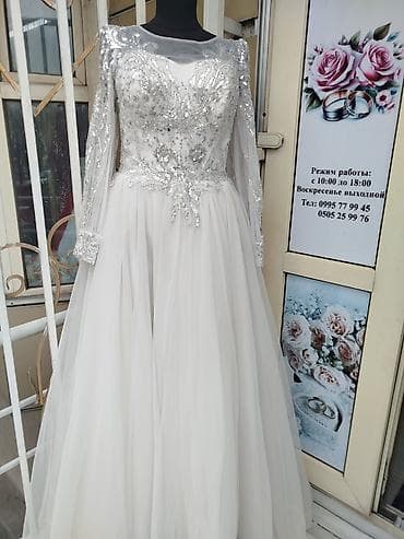 Свадебное платье с длинными рукавами и пышной юбкой. - Верх выполнен