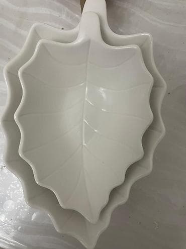 менажницы: Белая керамическая/фарфоровая менажница в форме листа. - Материал — 9