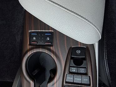 авто прикуриватель: Toyota Camry: 2020 г., 2.5 л, Вариатор, Гибрид, Седан — 9