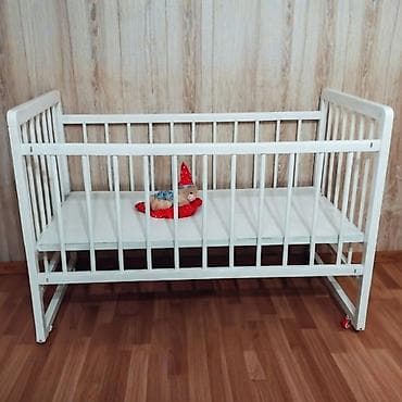 Детская кроватка классическая, белая, с реечными боковинами