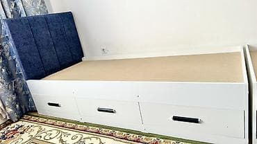 мебель столы: Односпальная кровать, Б/у, С мягким изголовьем, длина - 180 см — 1