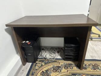 Качественный офисный стол из дерева в цвете темный орех. (Есть в