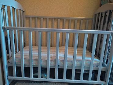 Детская кроватка, цвет серый+ матрас в подарок. Ребёнок в кроватке