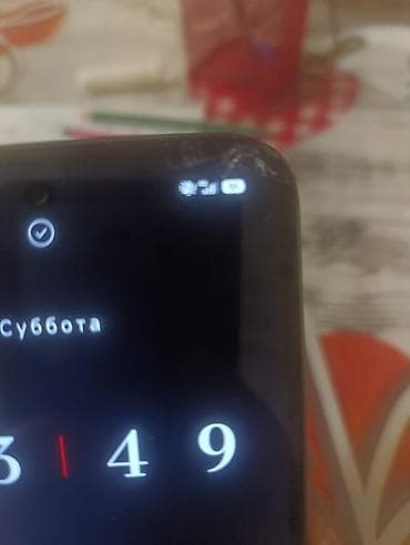 монитор g30: Смартфон с экраном с вырезом под фронтальную камеру по центру верхней — 3