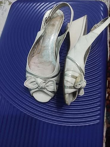 foot patch: Продаю б/у босоножки, кожа, цвет белый, каблук сплошной 5-6 см — 2