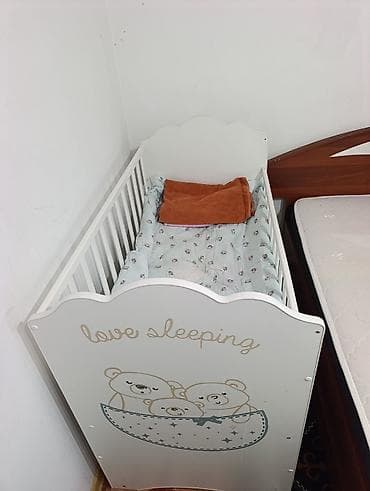 Детский мир: Детская кроватка с рисунком «love sleeping» - Классическая белая — 1