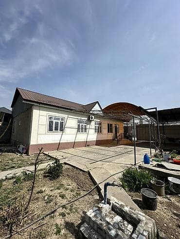 Продаётся жилой дом с большим двором и хозяйственным участком. -